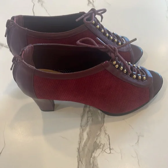 Bella Vita Burgundy Suede Peep toe,lace up,chunky heel,zipper closure,7 1/2, - Picture 7 of 16